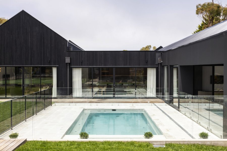 CompassPoolsMelbourne_8-x-4.2m-Sanctuary_-XT-spa_Quartz_Vantage-1-1-scaled