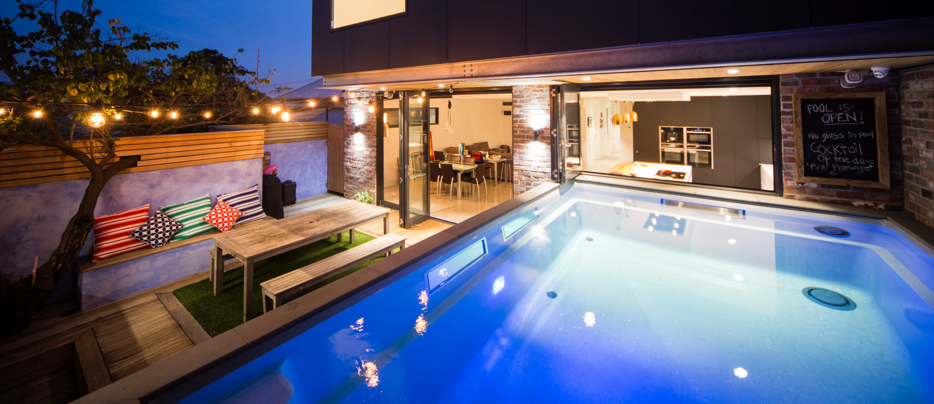Compass-Pools-Australia_Plunge-Courtyard_Intelligent-pool-with-lights