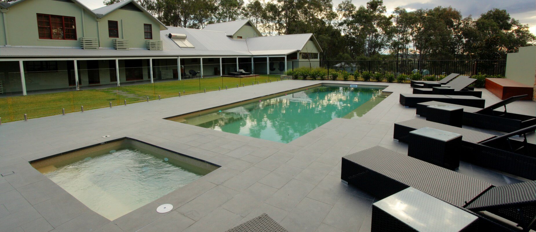 013-Compass-Pools-Australia_Pool-and-spa-combination-with-Vogue-fibreglass-pool